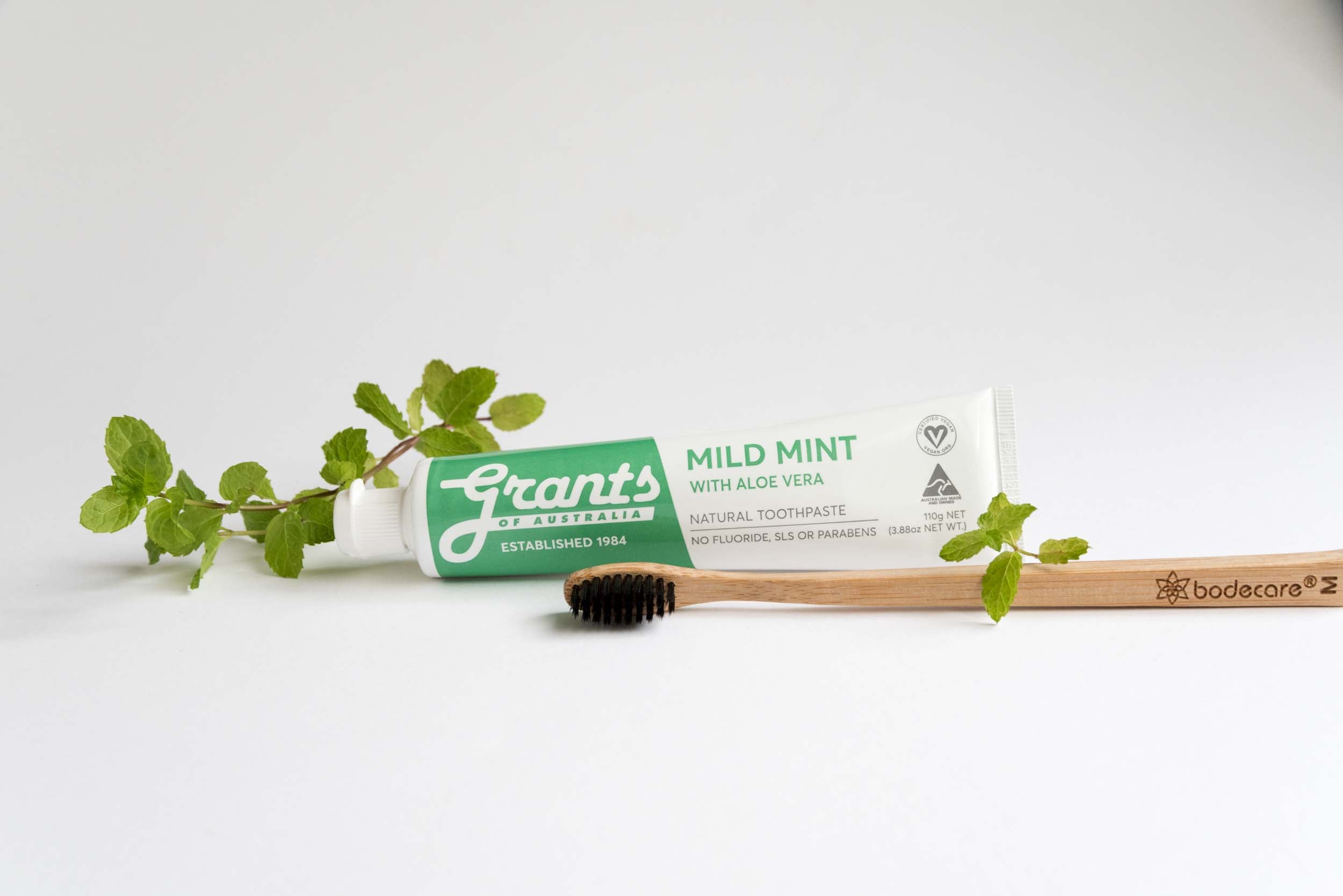 5 Reasons Why You Need To Start Using A Natural Toothpaste Today